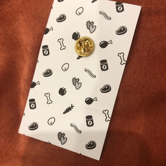 Dog / Pug enamel lapel pin - Picture 2 of 2